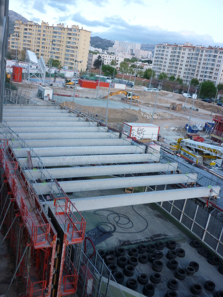 Construction de Parvis Sud au dessus du métro en Dromel et le rond-point du Prado coté Jean-Bouin.