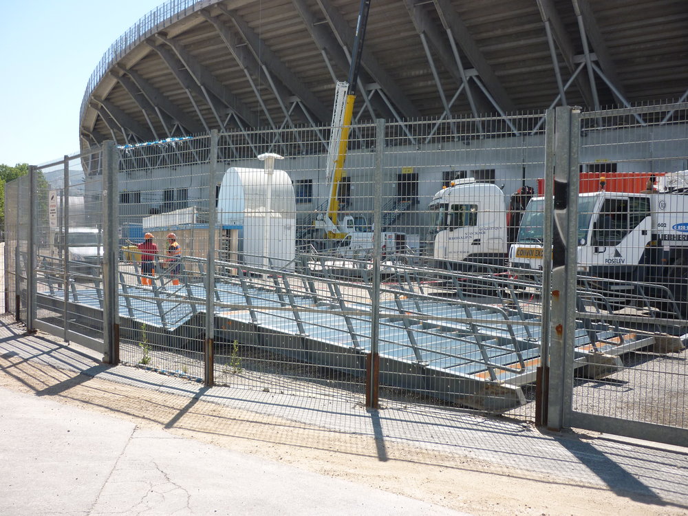 Vu d'ensemble du Futur Parvis Nord stockage des escalier provisoire mise en place pour la saison 2011/2012...