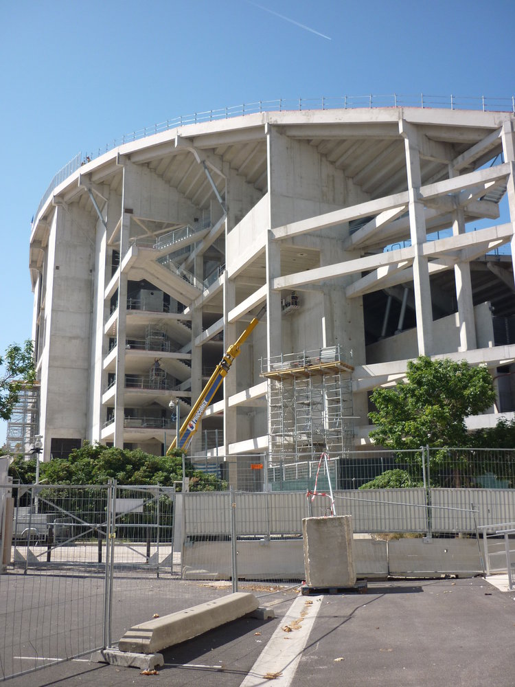Mise en place en direct du grillage du haut de Ganay + peinture a la nacelle.