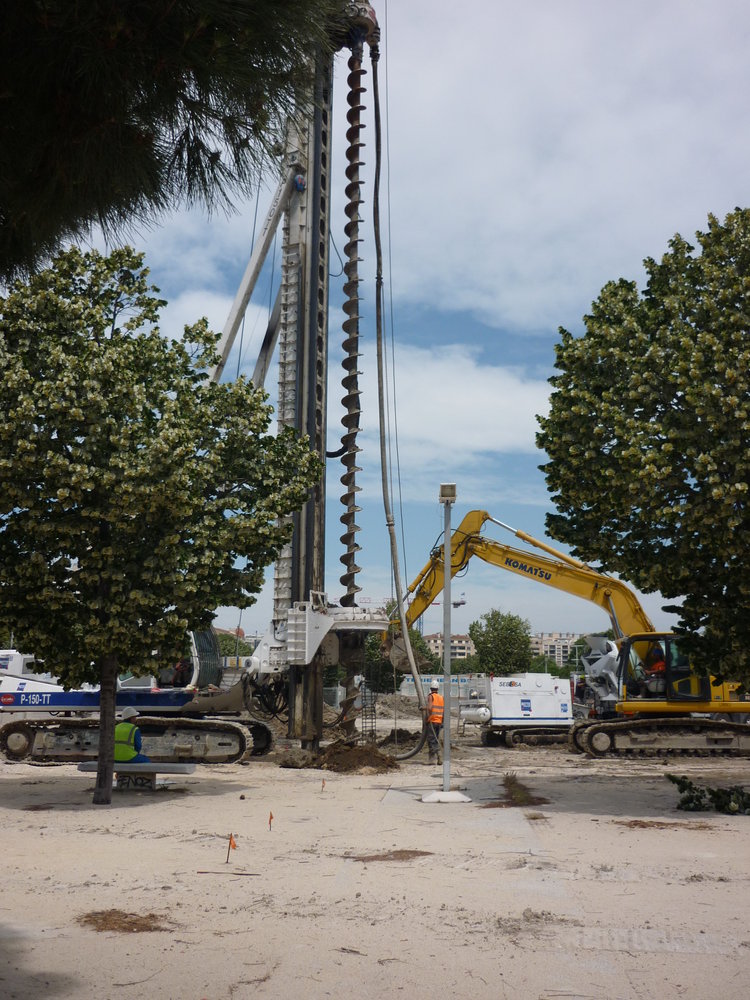 Parvis Jean-Bouin avec la mise en place de Pieux ...