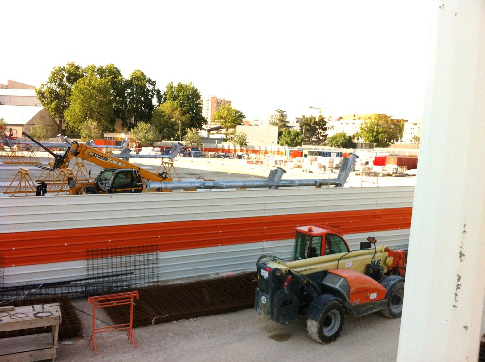 Parvis Ganay avec les deux nouveaux éléments en premier plan et les anciens sur les tréteaux n'ayant pas bougé de place.