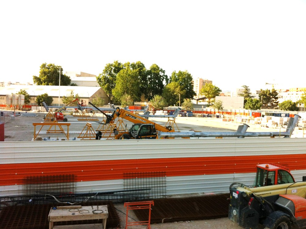 Parvis Ganay avec les deux nouveaux éléments en premier plan et les anciens sur les tréteaux n'ayant pas bougé de place.