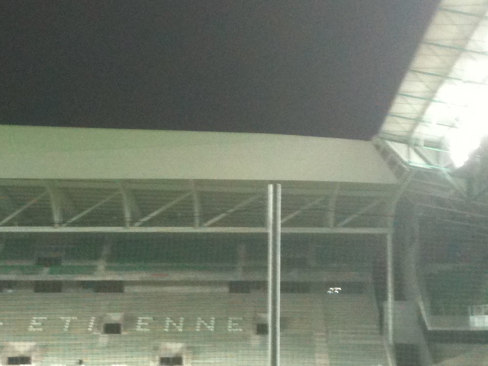 ca ressort mal sur la photo mais en vrai on voit bien que le toit en CP à une pente plus incliné au niveau de l'angle visiteur