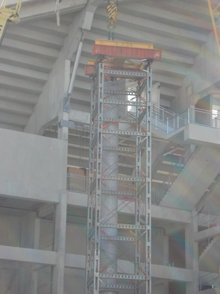 Pose du Premier poteau de soutien de la Jupe.