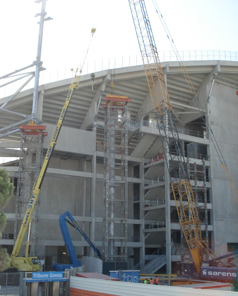 Pose du Premier poteau de soutien de la Jupe.