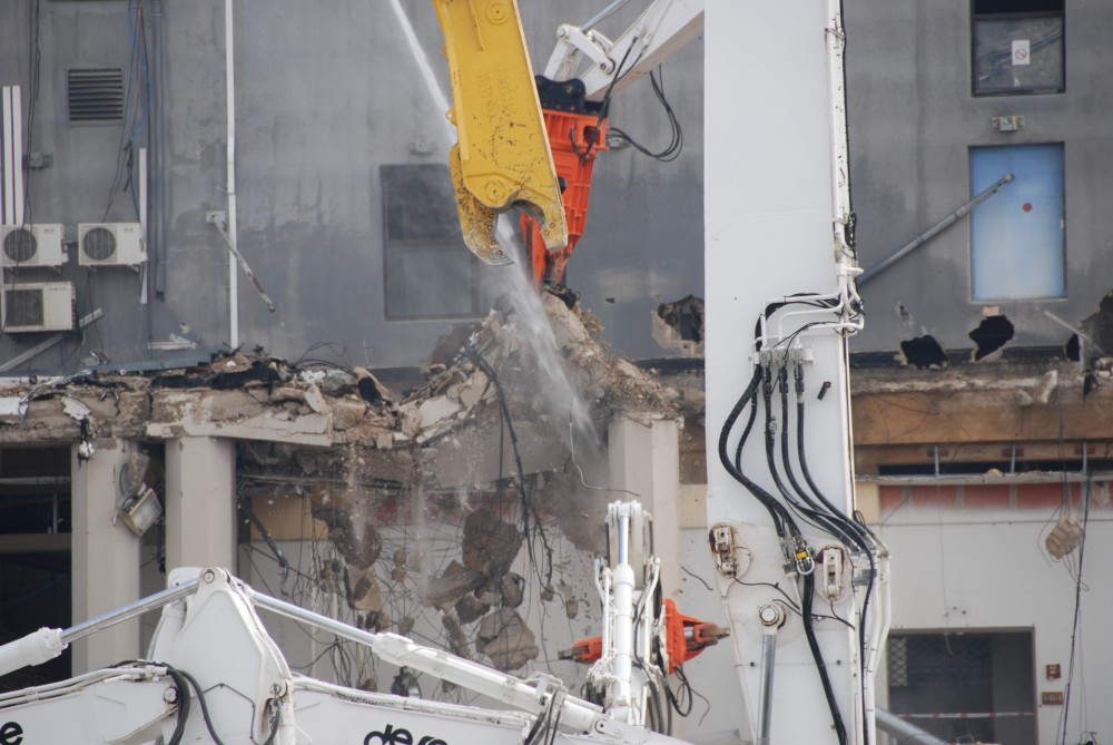 on dirait un t rex qui dechiquète sa proie...