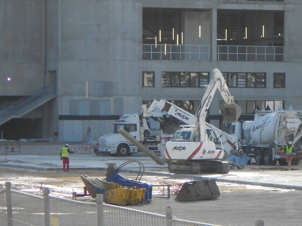 Transport d'une plaque du radier.