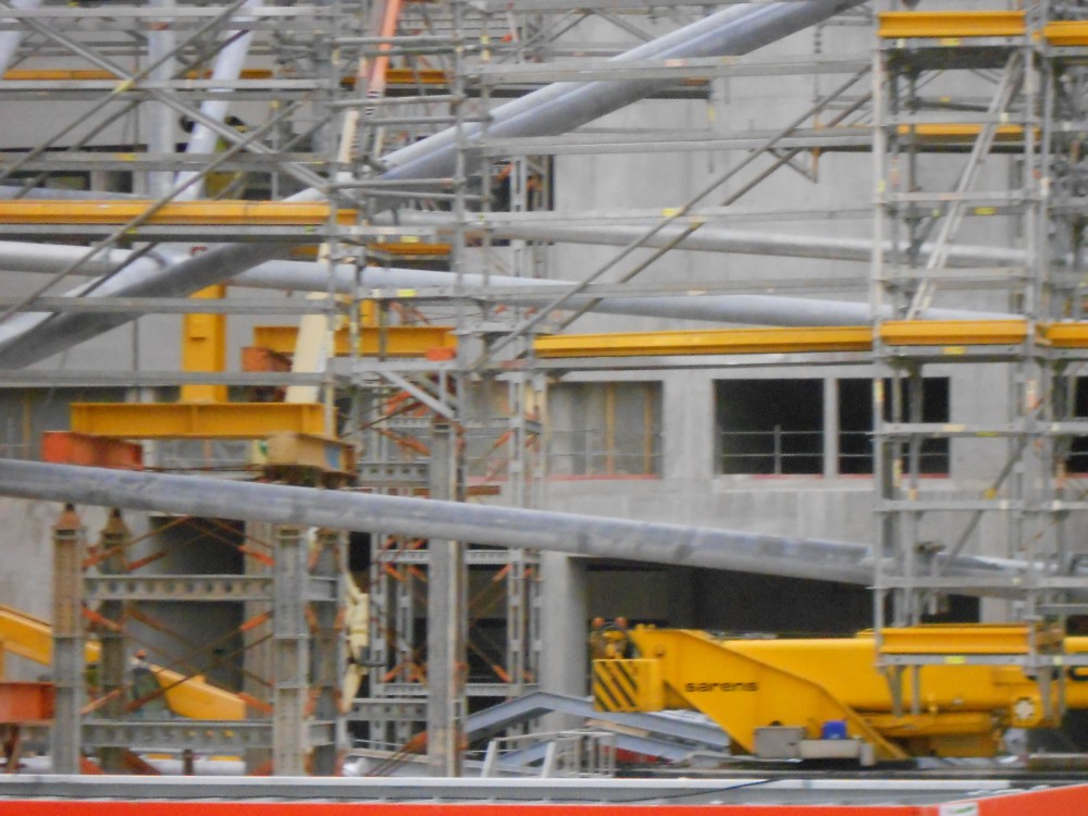 En bas a gauche de la Grue, il y a des passerelles.