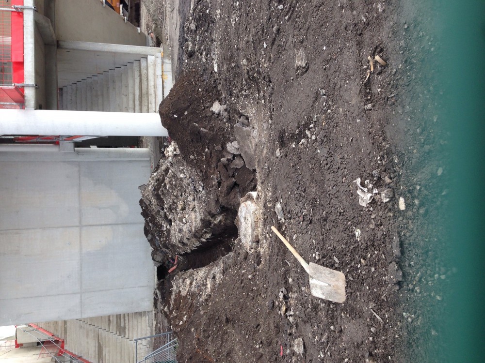 Ils sont en train de faire les trou pour le passage des cable et/ou de l'eau pour le 4e angle