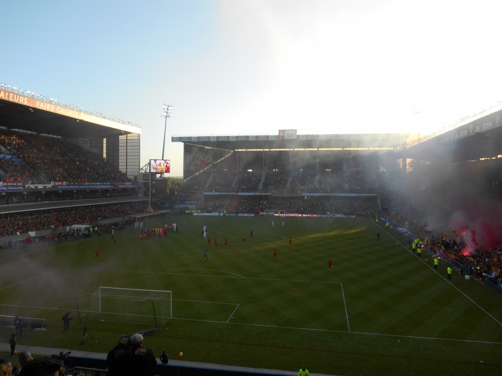 Entrée des joueurs sous la &quot;Lensoise&quot;