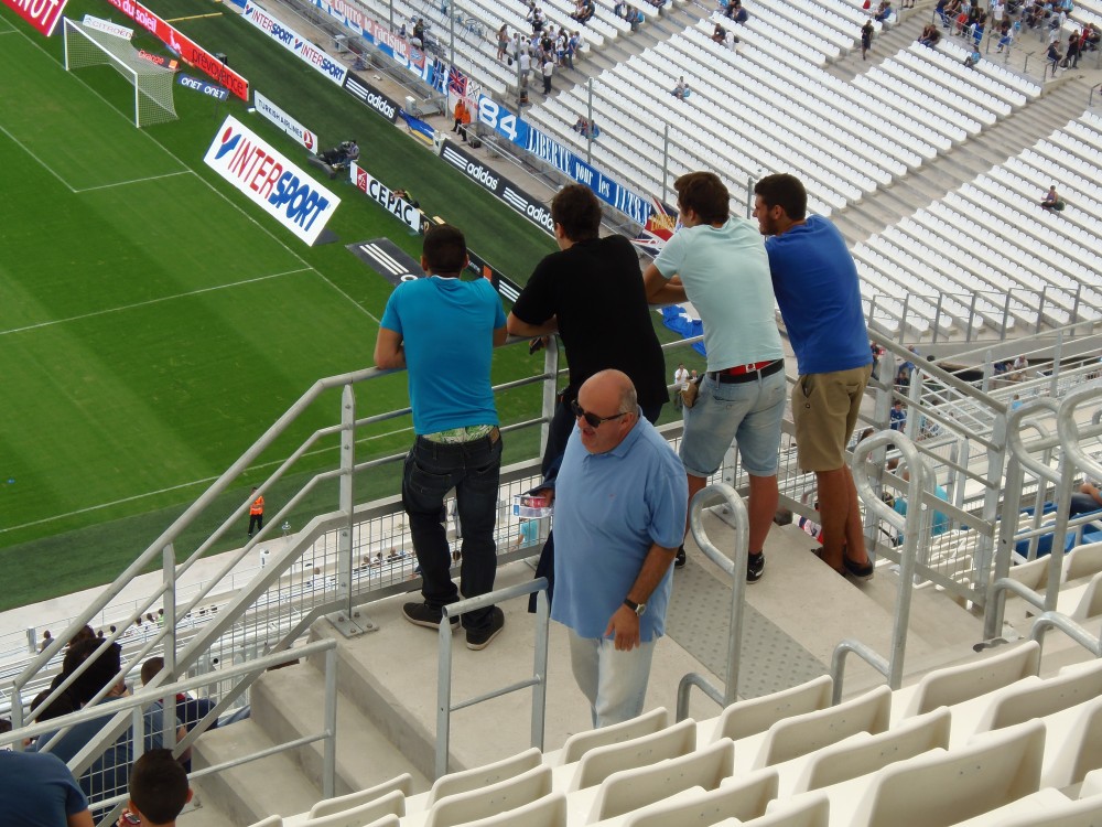 Place légèrement gênée par ces plates-formes pour l'accès à la tribune