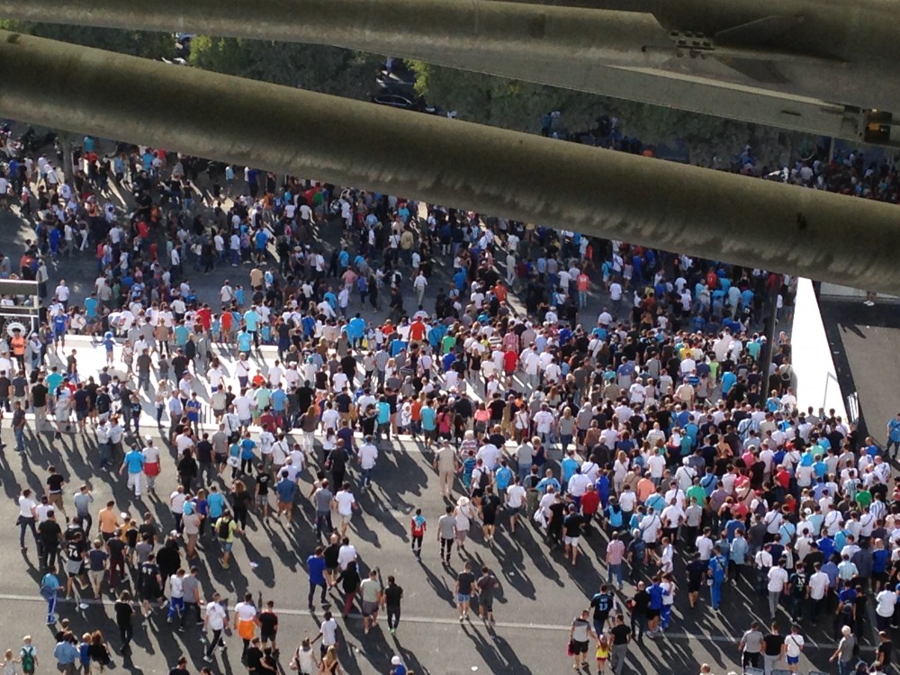 Virage à droite délicat.<br />L'enfoiré qui a laissé son 4/4 style mini-hummer sur le trottoir l'aura bien cherché s'il se retrouve en fourrière.