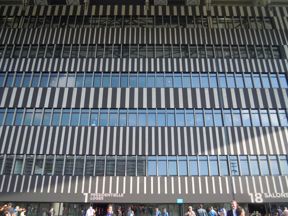 DSCN0734.JPG (2.32 Mio) Consulté 5528 fois La façade Jean Bouin et ses rayures noires