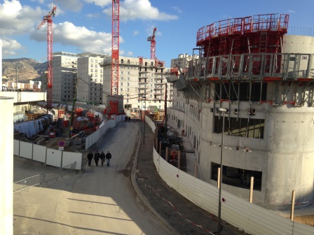 Sur la gauche, les fondations des immeubles jouxtant le parvis Sud