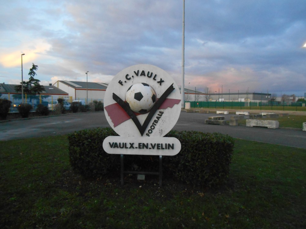 Ce logo disposé à l'entrée du terrain d'honneur a 50 ans