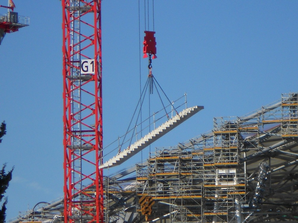 http://www.info-stades.fr/forum/ressources/pose-en-direct-d-un-des-premiers-escalier-de-jean-bouin/thumb/43284