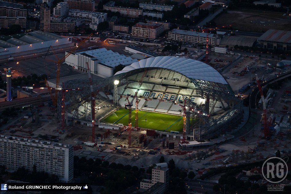 http://www.info-stades.fr/images/euro2016/marseille-velodrome/juin-2013/stade-velodrome-vu-du-ciel.jpg