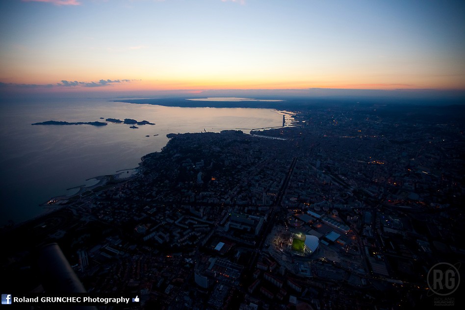 http://www.info-stades.fr/images/euro2016/marseille-velodrome/juin-2013/vue-aerienne-travaux-velodrome-marseille.jpg