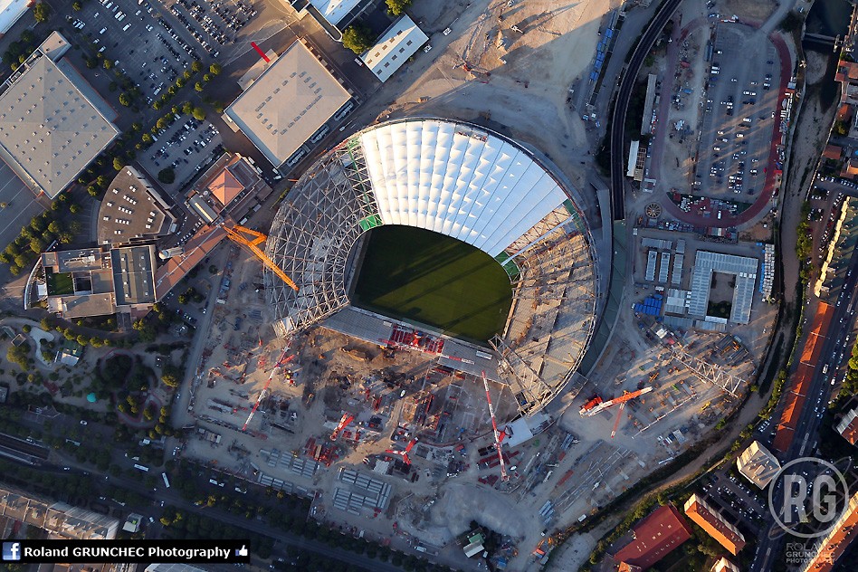 http://www.info-stades.fr/images/euro2016/marseille-velodrome/juin-2013/vue-dessus-travaux-velodrome-marseille.jpg