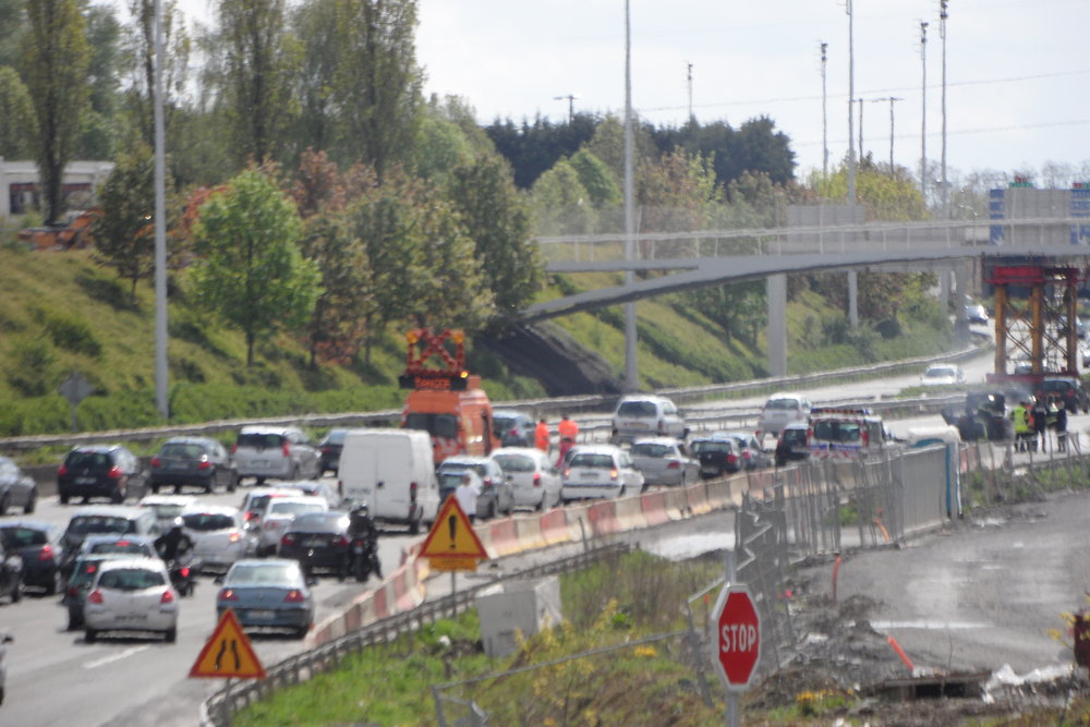 On l'aperçoit sur la droite, juste avant la passerelle piétonne