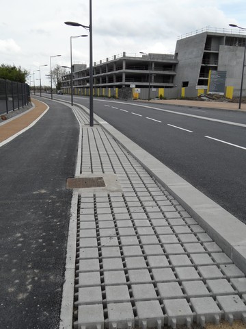 souci du détail jusque dans les abords des parking, ici le parking motos (ça devrait plaire à Axel, ça)