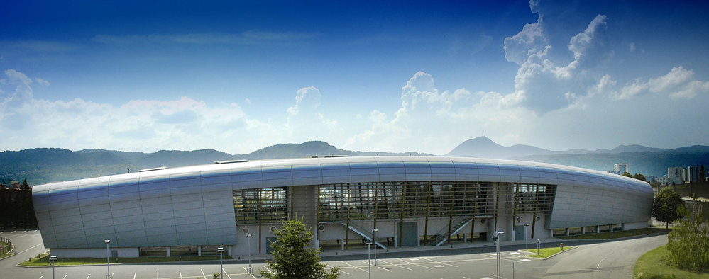 Avec la chaine des puys et ses volcans en fond ...