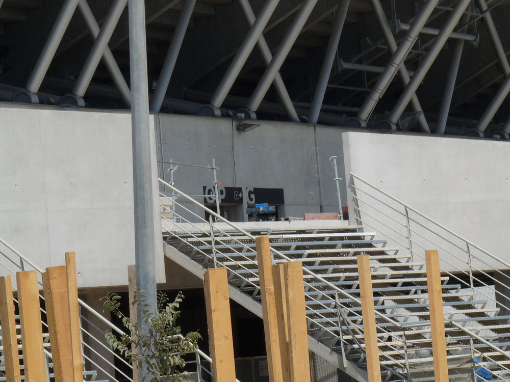 Escaliers d'accès provisoires pour accéder au parvis sud