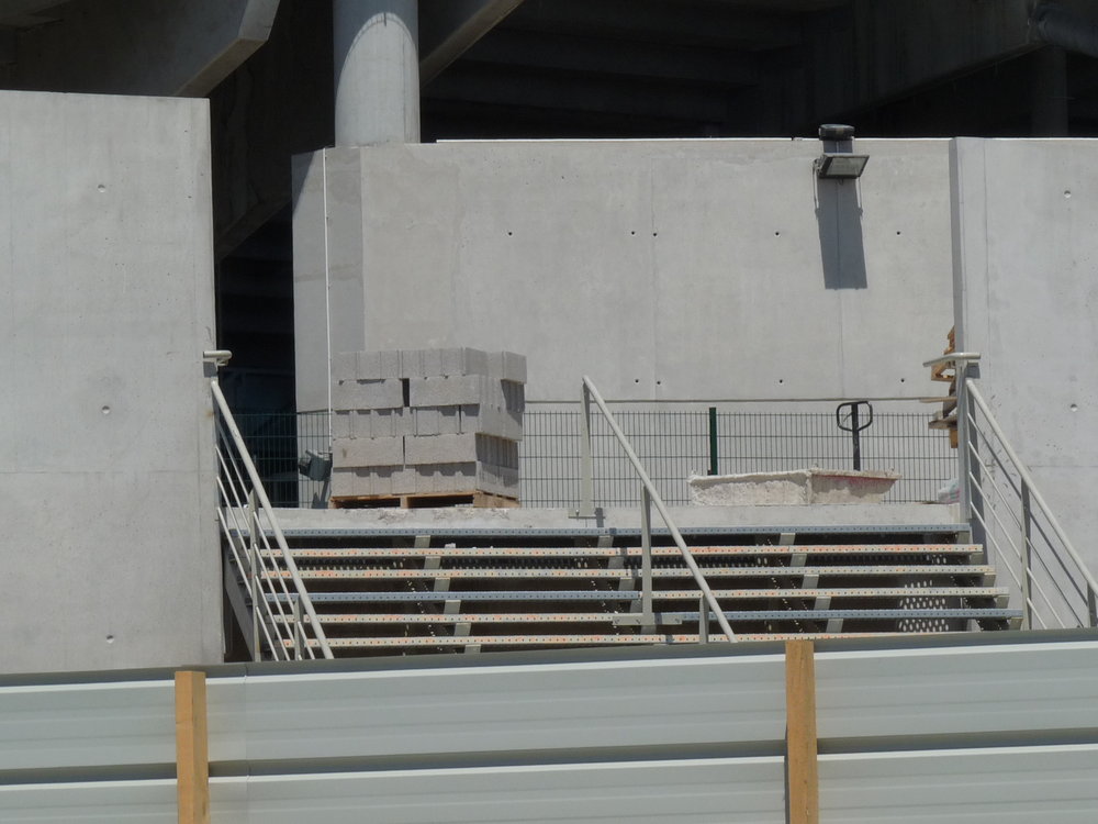 Escaliers d'accès provisoires pour accéder au parvis sud