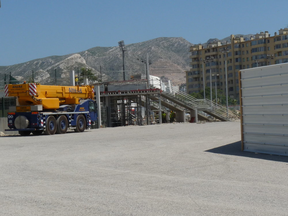 Escaliers d'accès au parvis sud
