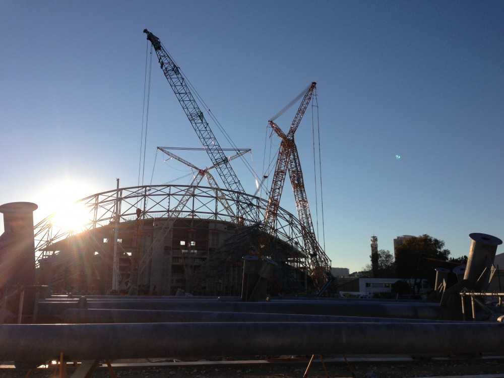 Toujours ces mêmes radiales avec la nouvelle grue chenille qui serait donc verte !!!