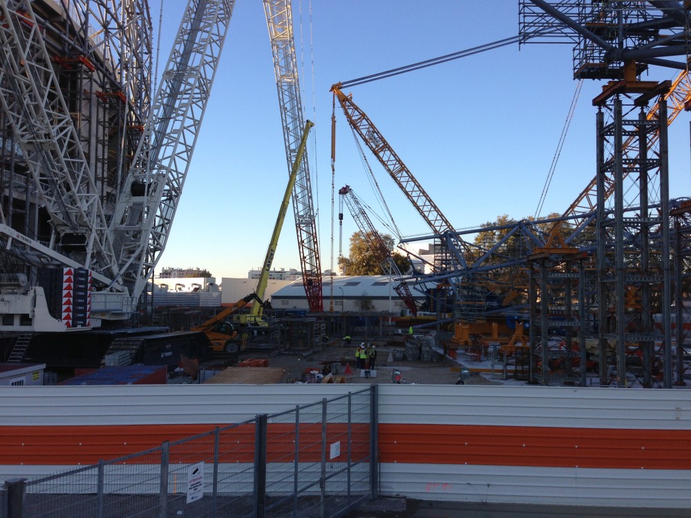 A côté de la grue mobile jaune Lafont, on voit pleins de palées couchées au sol.