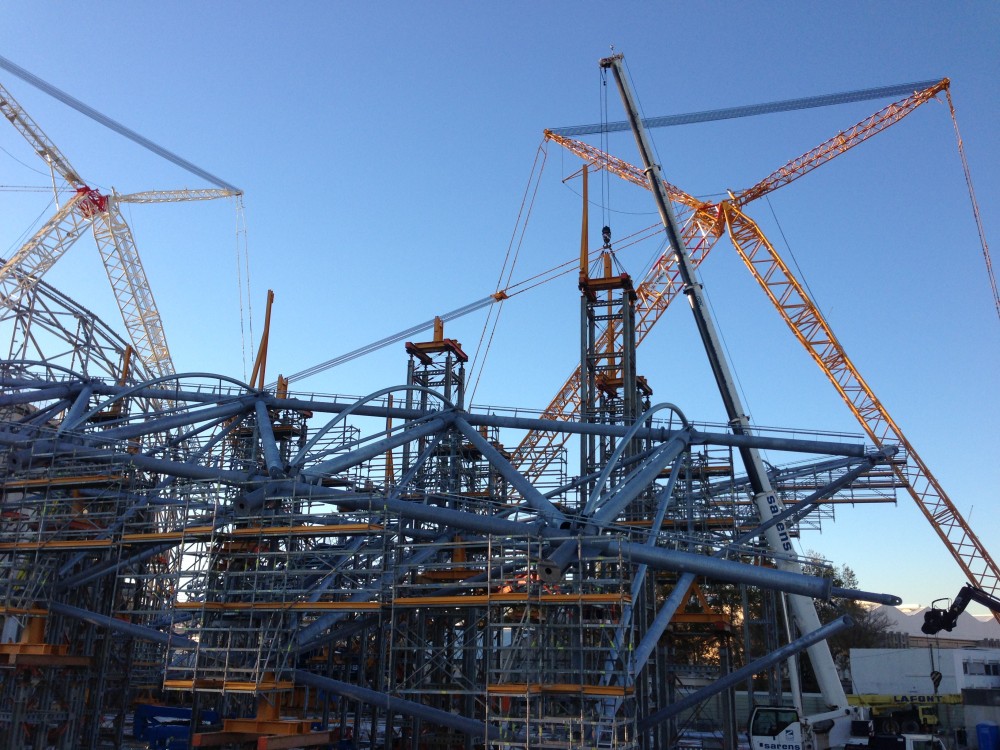 La grue Sarens blanche qui positionne semble t'il la dernière palée de cette rangée de la 3ème station de montage.