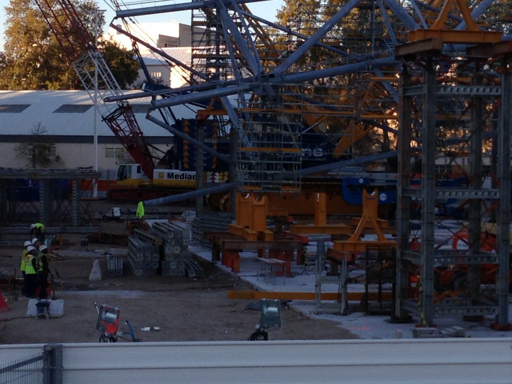 Les géomètres avec les palées basses de la 3ème station de montage.