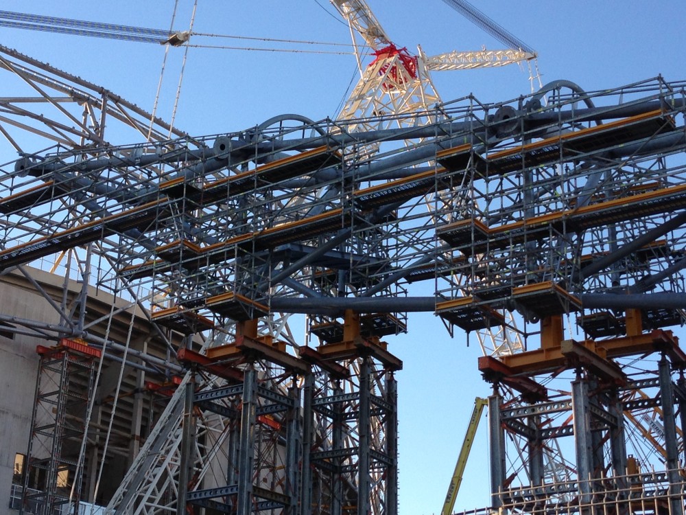 Passerelle technique plate qui sera elle côté pelouse.