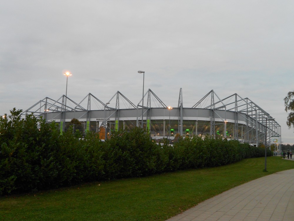 Le stade, vue d'une rue piétonne