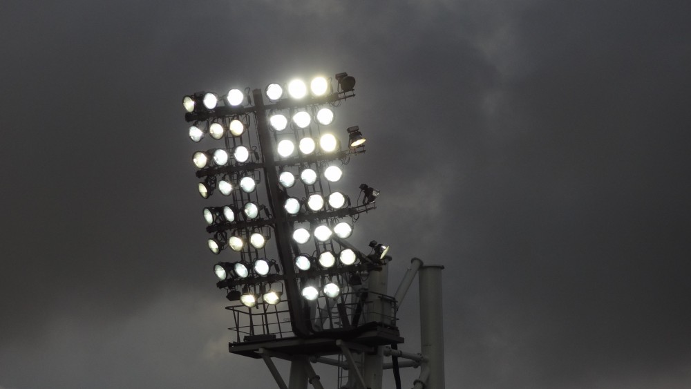 les projecteurs risquent de gêner lors du montage du toit