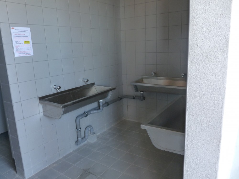 Vous remarquerez que les murs sont faïencés là.