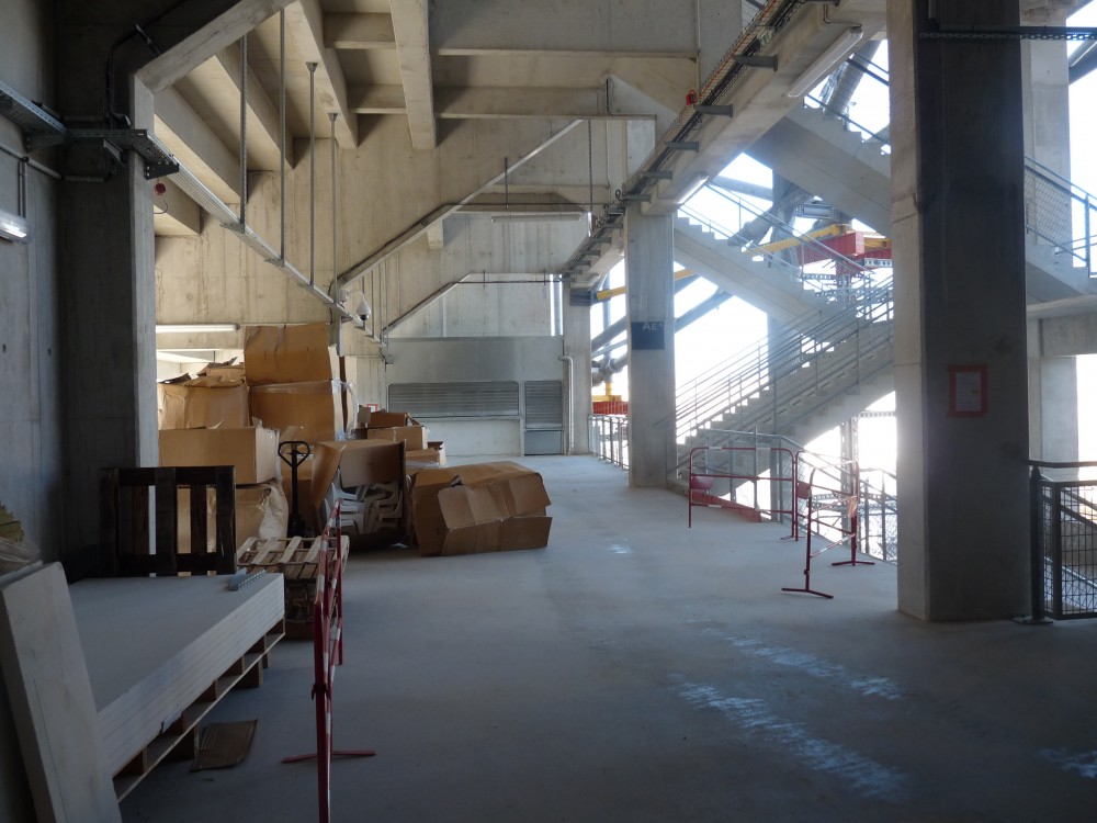 Déambulatoire PMR avec au fond buvette et sanitaires dédiés aux PMR