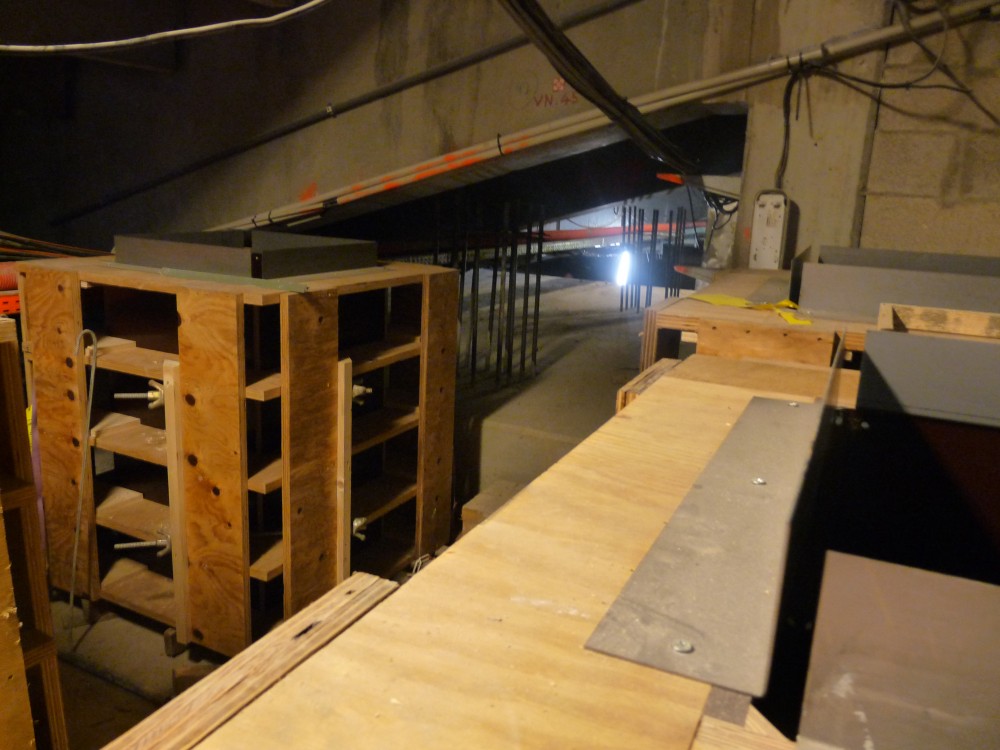 idem mais plus en dessous des gradins proches du bord du terrain.