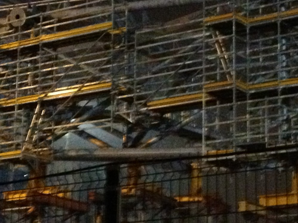 On peut ici distinguer (faut avoir l’œil surtout avec la mauvaise qualité de la photo !!!) une passerelle à l'intérieur du 1er colis double.