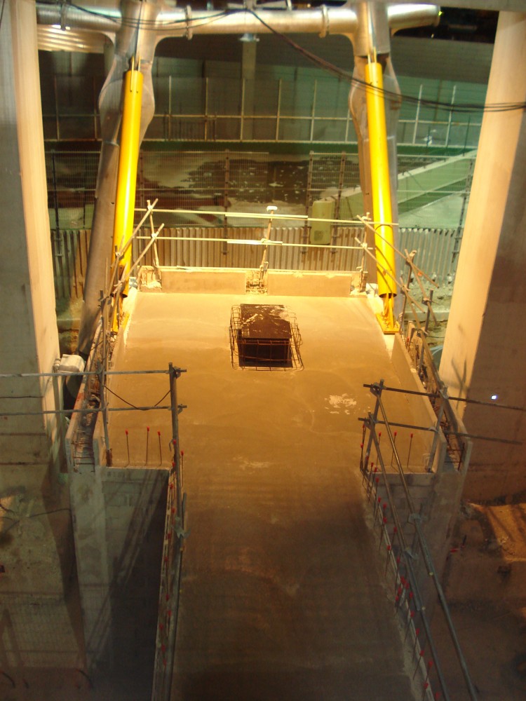 Méga-poteaux Sud-ouest. Dalle en béton en cours de création.