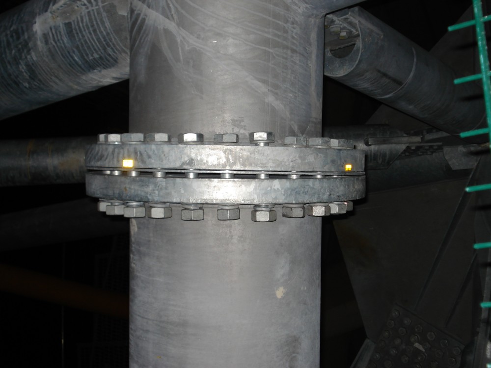 contreventement avec des boulons non serré.