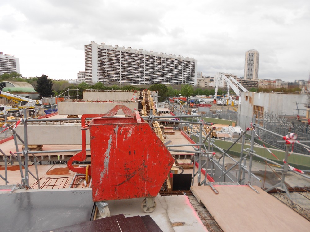 Agrandissement du Parvis Sud.