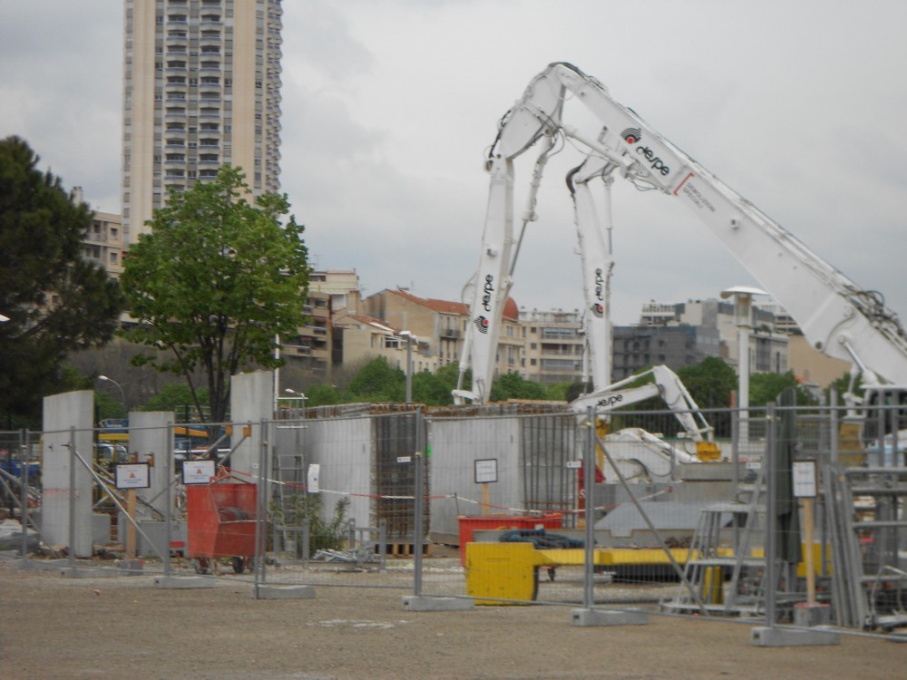 Agrandissement du Parvis Sud.