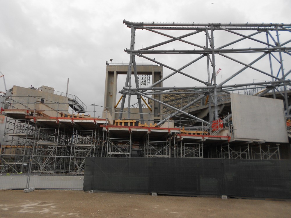 Agrandissement du Parvis Sud.