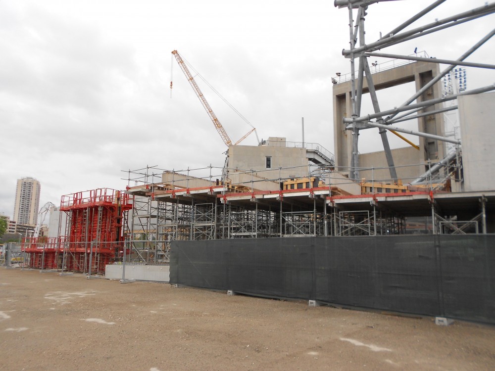 Agrandissement du Parvis Sud.