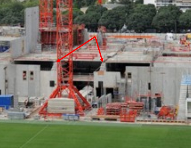 Crémaillères des loges VIP derrière la grue G3