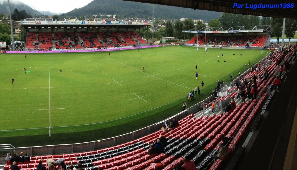 Vue sur les trois nouvelles tribunes