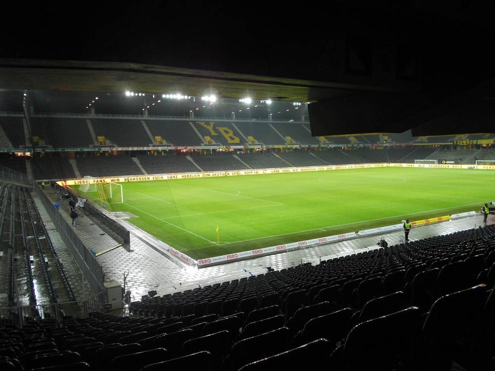 Vue sur la pelouse au moment du passage des portiques