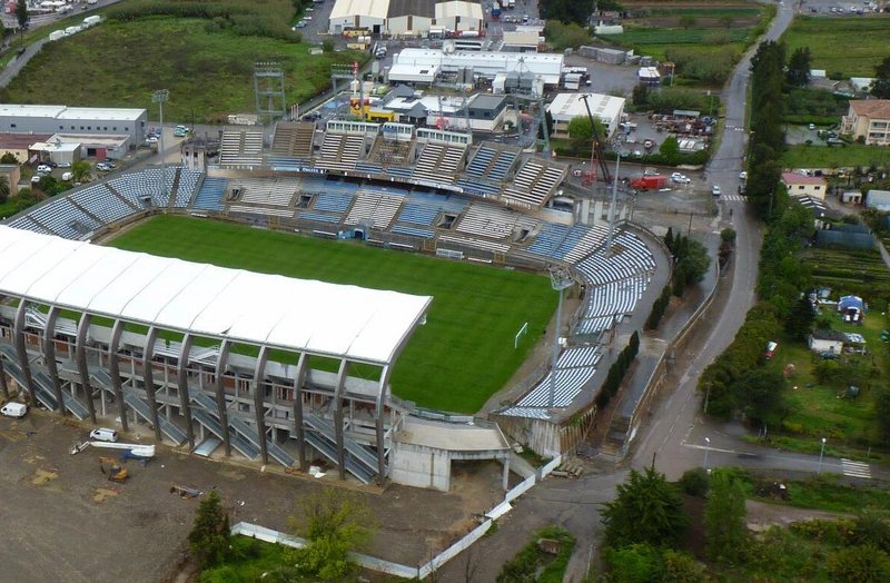 Sur cette image de la tribune vous voyez :<br />- le trou du milieu (qui sera rebouché)<br />- les larges évacutations (places debout)<br />- la Terrasse devant l' ancien panneau d'affichage.<br />- les 2 pylônes à enlever + panneau.<br />- sièges à changer<br /><br />Nb : la photo date de fev/mars 2011